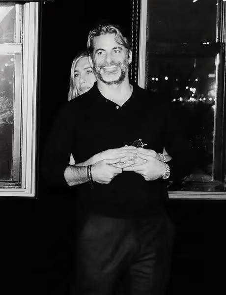 Jennifer Aniston confirma su relación con Jim Curtis en Instagram