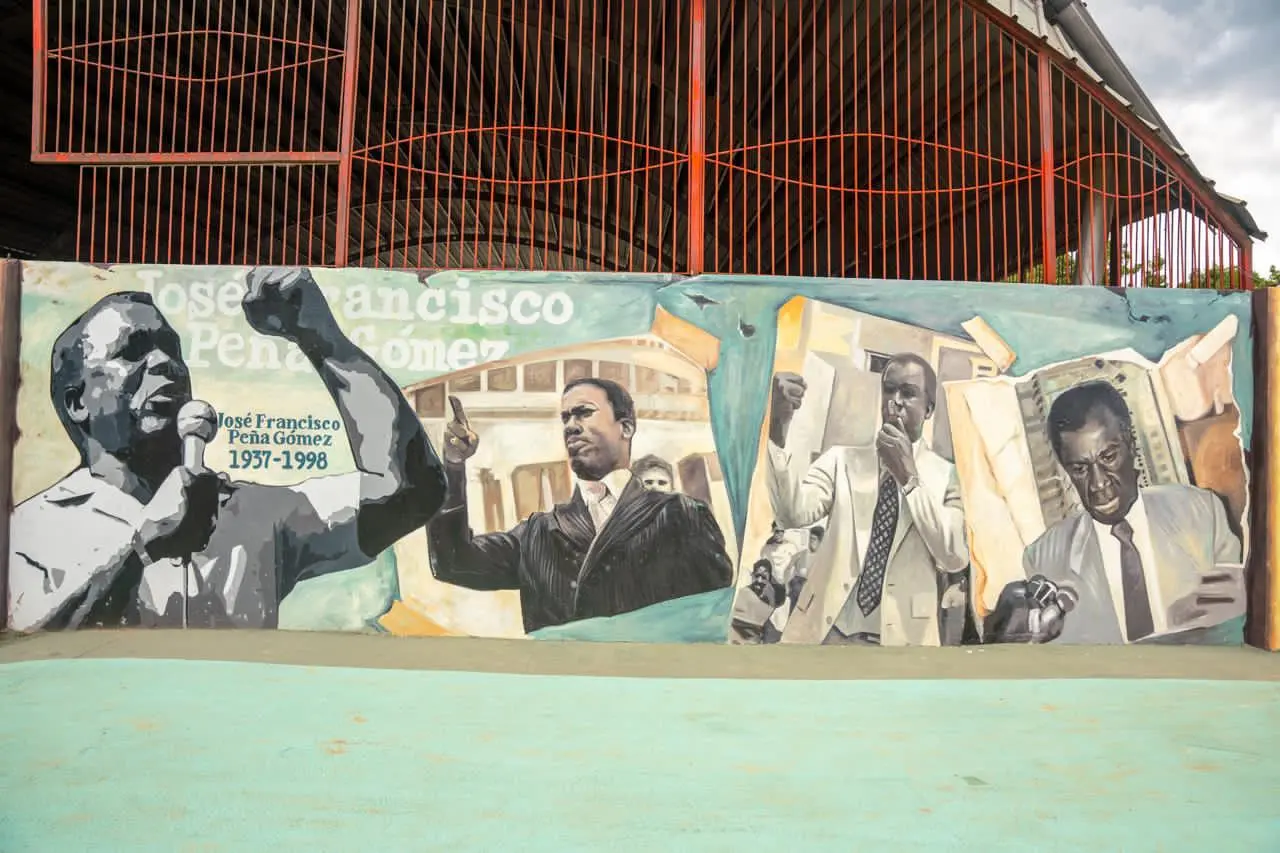 Peña Gómez y Ñico Lora cobran vida en los nuevos murales del Paseo de los Colores en Mao