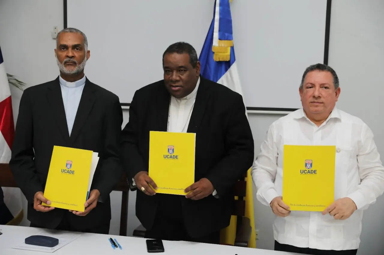 COOPNAMA y UCADE firman acuerdo interinstitucional