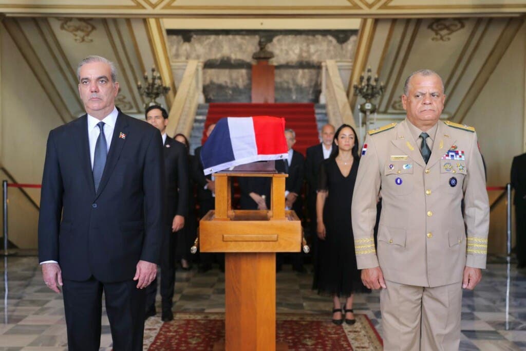 el presidente Abinader; el ministro de Defensa, Carlos Antonio Fernández Onofre