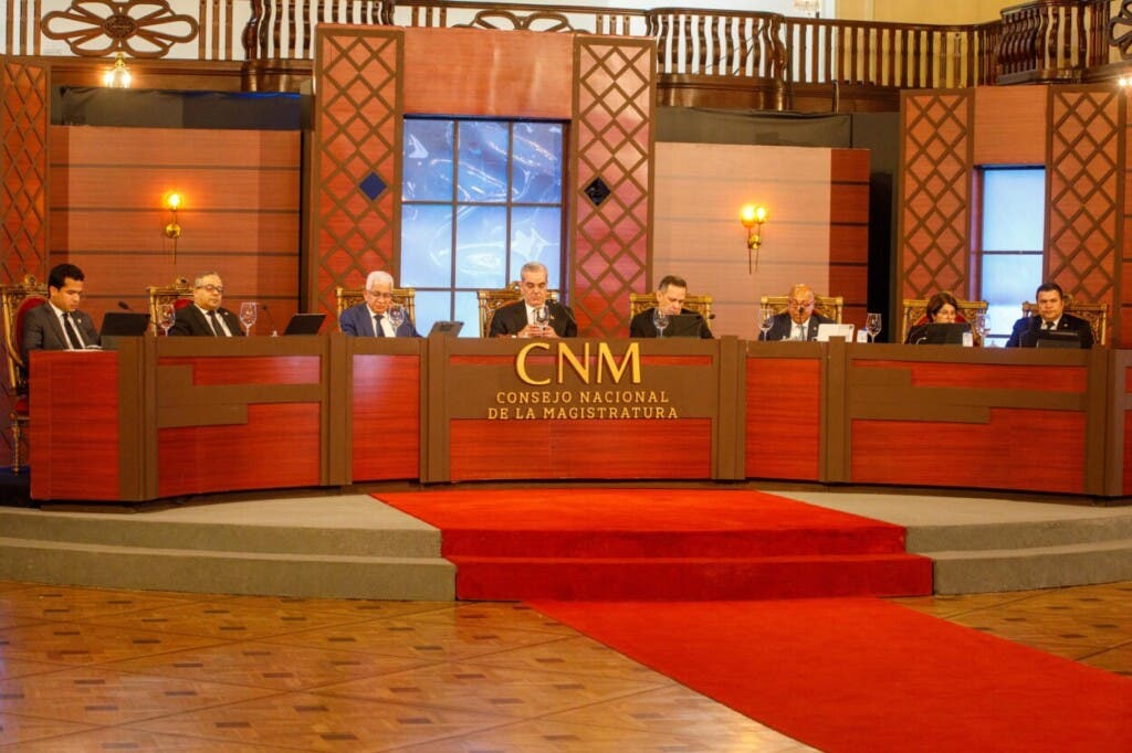 El presidente Luis Abinader al centro, encabeza la reunión del CNM donde evalúan a los aspirantes a jueces de la Suprema Corte y del TSE. / Presidencia RD