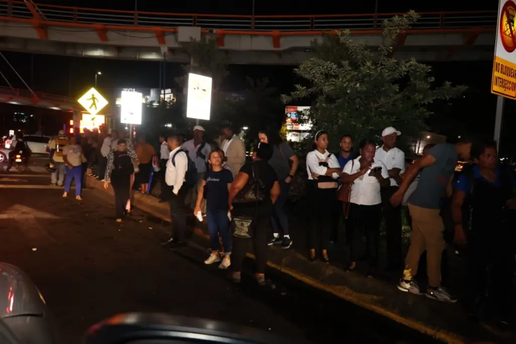 Decenas de personas varadas en la ciudad de Santo Domingo tras apagón general que afectó el sistema de transporte público. / Olga de la Cruz. / El Nacional.