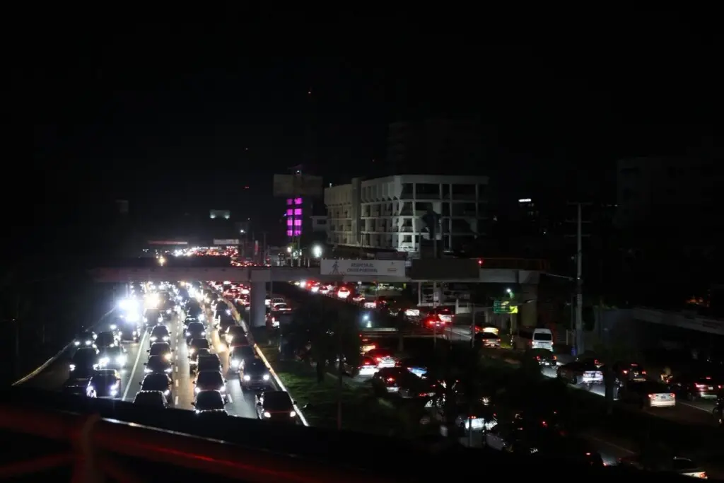 Vista de grandes taponamientos y la oscuridad en la avenida 27 de Febrero en la ciudad de Santo Domingo por el apagón general. / Chaimy Soriano. / El Nacional.