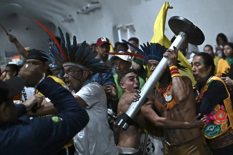 Los participantes sortearon los arcos de seguridad y accedieron ya de noche al vestíbulo de la gran carpa administrada por la ONU en la que se desarrollan las negociaciones climáticas de la COP30. / Fuente externa.