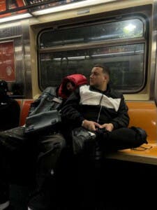 Yaisel LM lanza su nuevo EP “El Rojo”