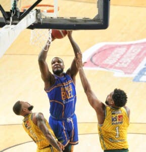 Mauricio Báez se divierte en cancha y se va al frente 2-1 en finales contra San Carlos