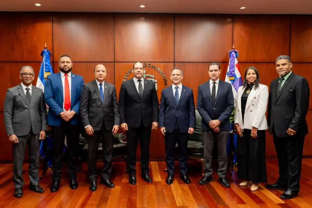 La Ley 277-04, que crea la Oficina Nacional de la Defensa Pública, establece en su artículo 20 que el director de la entidad es electo por un período de seis años, disposición que sustenta la continuidad de Rodolfo Valentín Santos al frente de la institución.