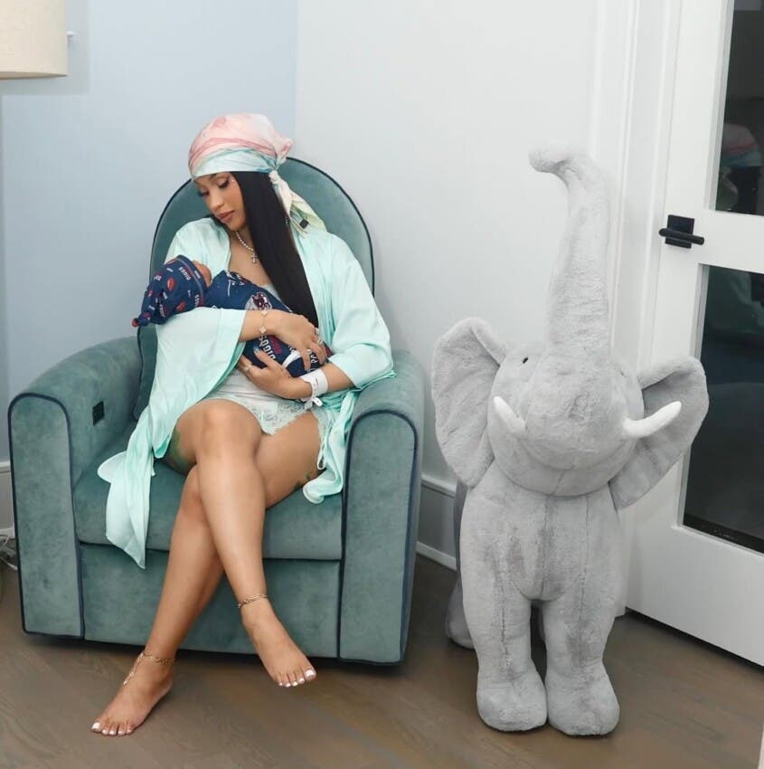 Cardi B sorprende a sus seguidores con fotos de su recién nacido