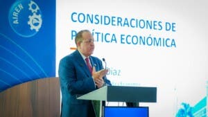 Magín Díaz exhorta a evitar el pesimismo económico y resalta estabilidad en RD