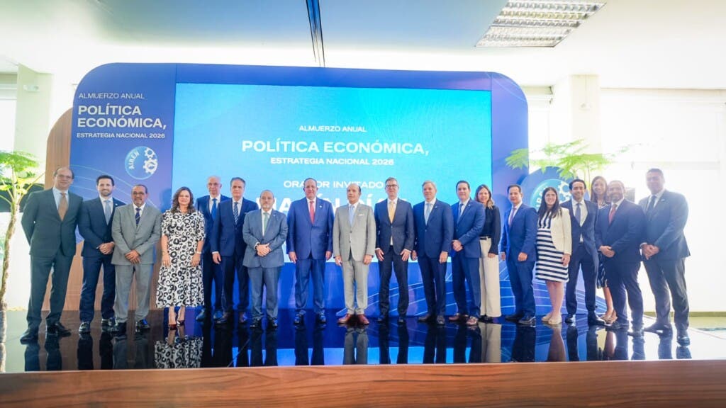 El ministro de Hacienda y Economía, Magín Díaz, durante una conferencia dictada ante la Asociación de Industriales de la Región Norte (AIREN). / Fuente externa.