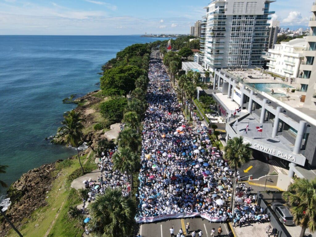 Durante la Eucaristía, monseñor Morel llamó a fortalecer la formación moral dentro del hogar y advirtió que muchos de los problemas sociales actuales tienen su origen en familias donde se han debilitado valores básicos como la honestidad, la responsabilidad y la fidelidad.