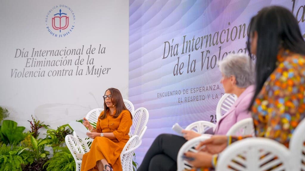 La magistrada Vanessa Acosta, jueza de la Primera Sala de la SCJ durante la conferencia sobre la violencia de género. / Fuente externa.