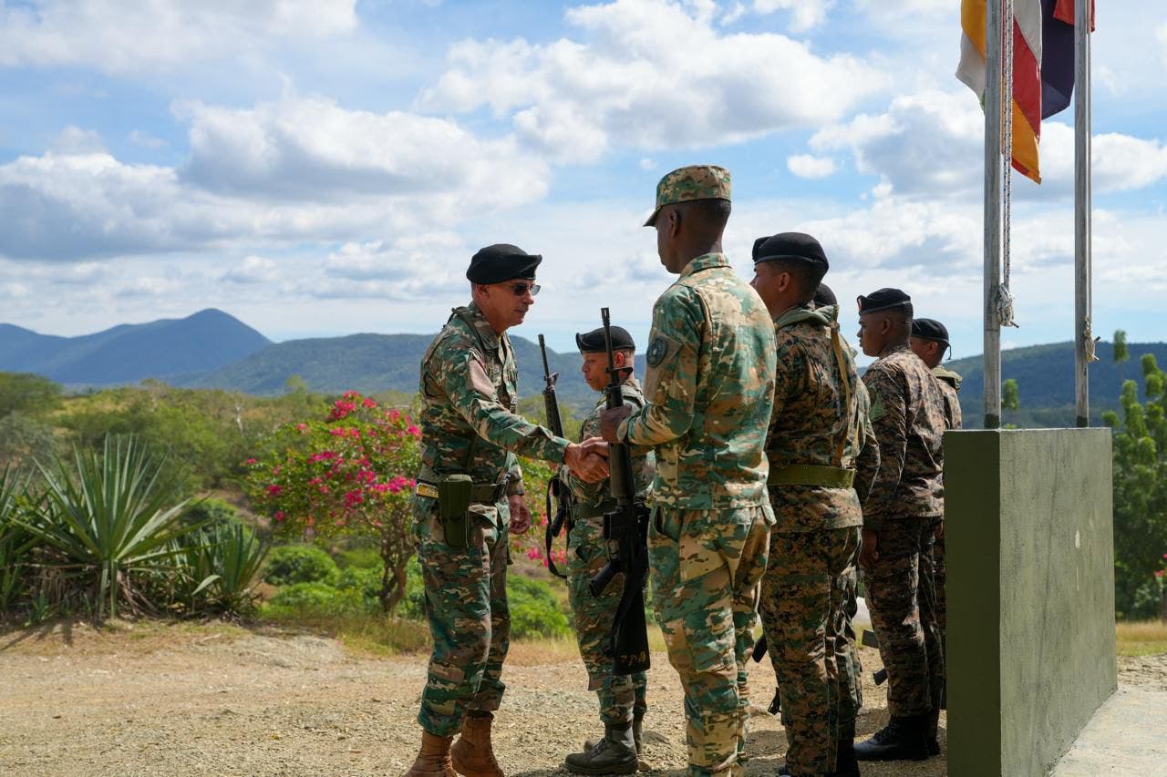 Comandante del Ejército visita puntos fronterizos en provincias Independencia y Elías Piña; recorre carretera internacional
