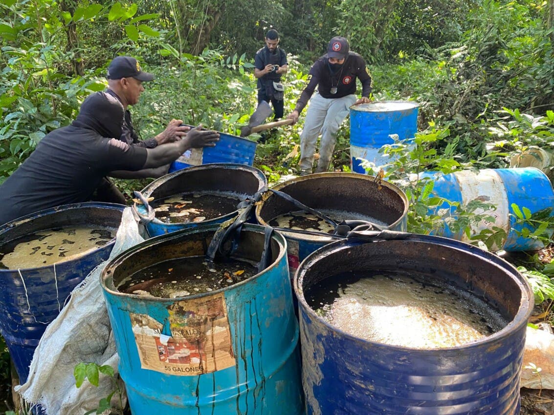 Alerta en Navidad: desmantelan fábrica con 1,235 galones de alcohol adulterado en Santo Domingo