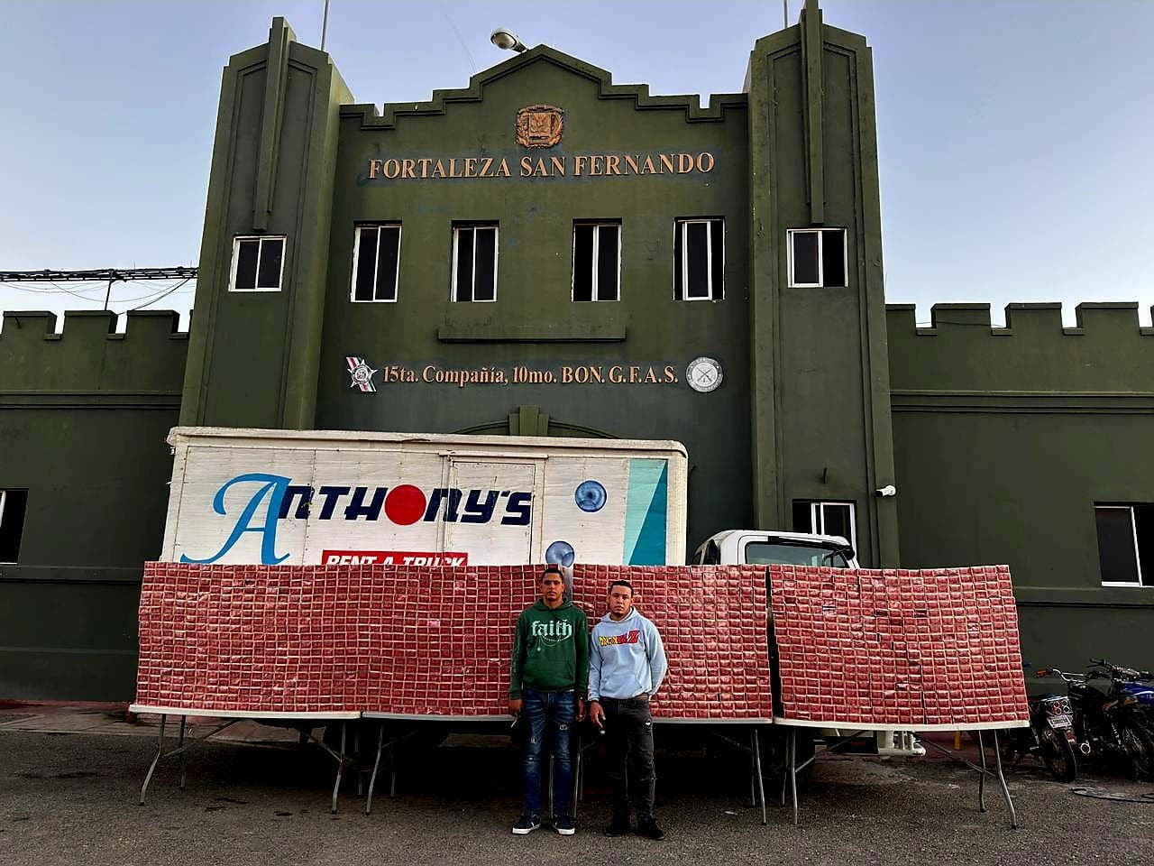 Detienen dos hombres con 730,000 cigarrillos ilegales en Montecristi