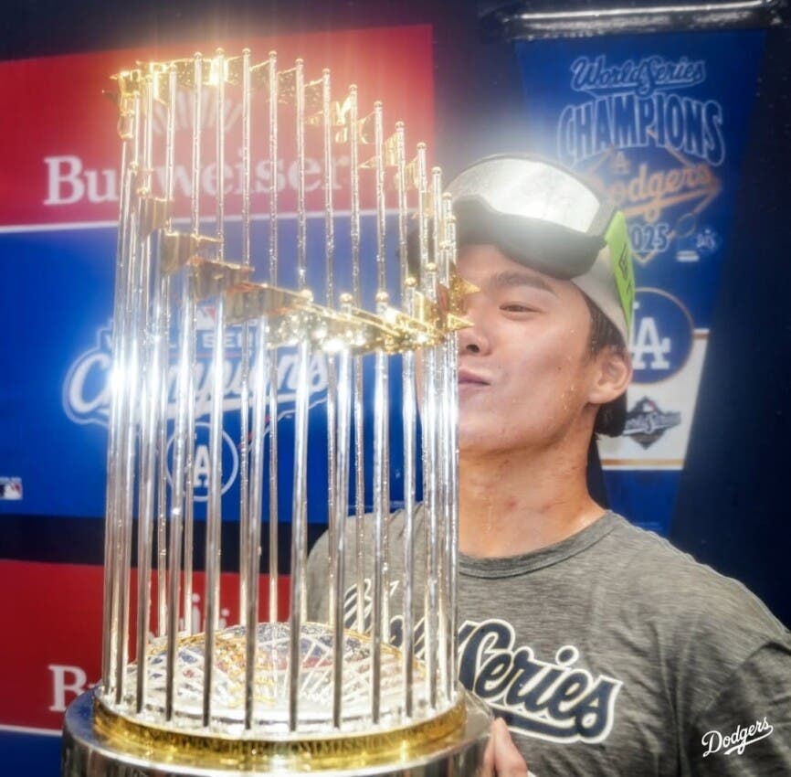 Yoshinobu Yamamoto celebra con el trofeo de campeón de Los Dodgers la Serie Mundial 2025