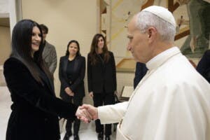 La emotiva reunión entre Laura Pausini y el papa León XIV: una canción inédita y un fanático declarado