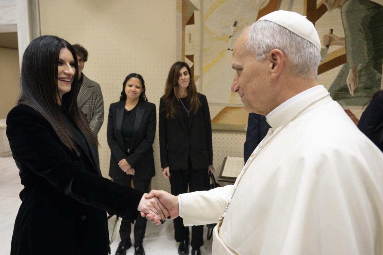 La emotiva reunión entre Laura Pausini y el papa León XIV: una canción inédita y un fanático declarado