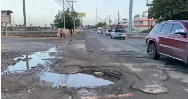 Brigadas de Obras Públicas reparan tramos de la avenida Charles de Gaulle tras lluvias de Melissa