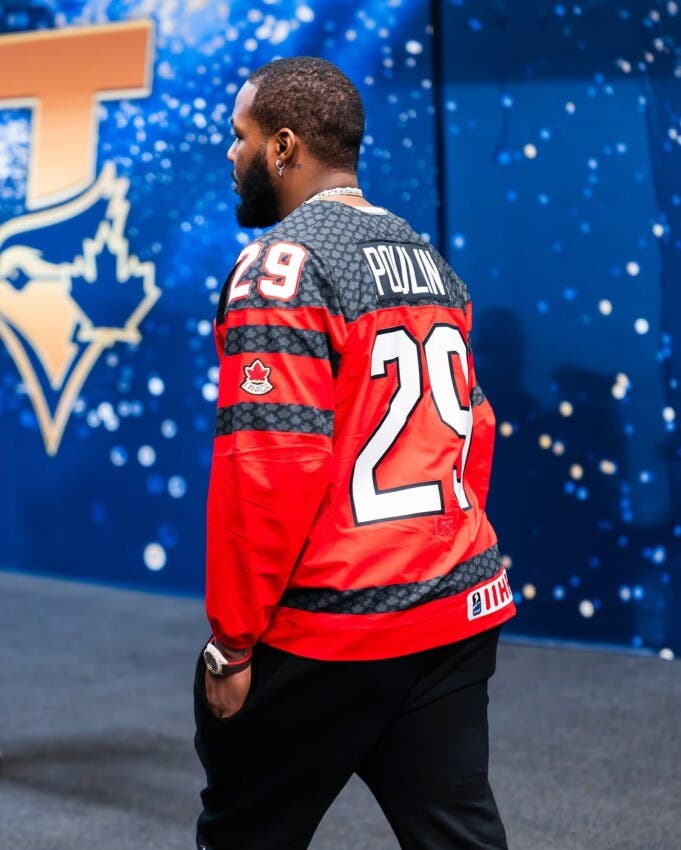 Vladimir Guerrero Jr. rinde tributo a ícono del hockey canadiense antes del Juego 7