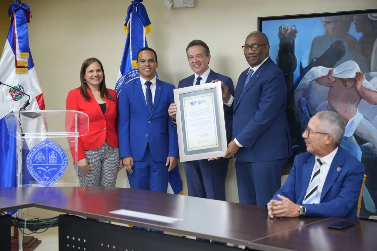 UASD reconoce a Ito Bisonó por aporte a la innovación y formación práctica