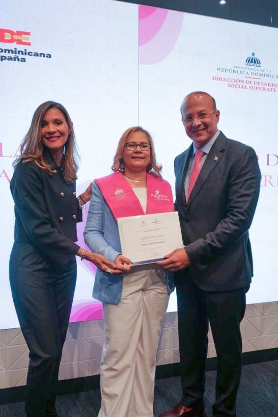 Este acto de investidura tiene como propósito visibilizar sus historias de éxito, motivar a otras mujeres a integrarse al programa y destacar el impacto positivo de la capacitación en sus emprendimiento, educación financiera y habilidades de liderazgo.