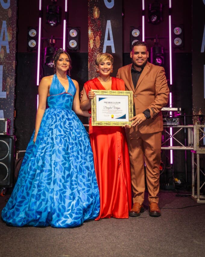 Danylsa Vargas recibe reconocimiento a la trayectoria en Premios La Flor