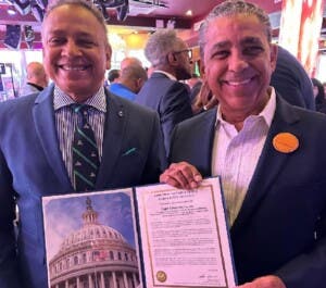 Congreso USA reconoce doctor Ángel La Paz por su trayectoria