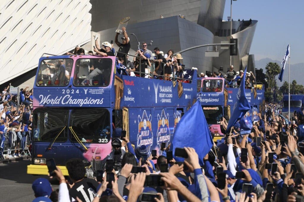 El tercer jugador japonés del equipo, el lanzador novato Roki Sasaki, celebró su 24 cumpleaños el lunes.