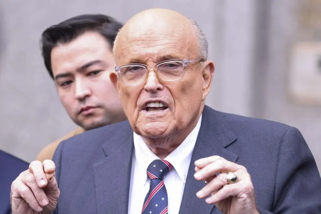 Fotografía de archivo que muestra a Rudy Giuliani hablando con los medios de comunicación al salir de un tribunal federal, en Nueva York (EE. UU.). EFE/EPA/SARAH YENESEL