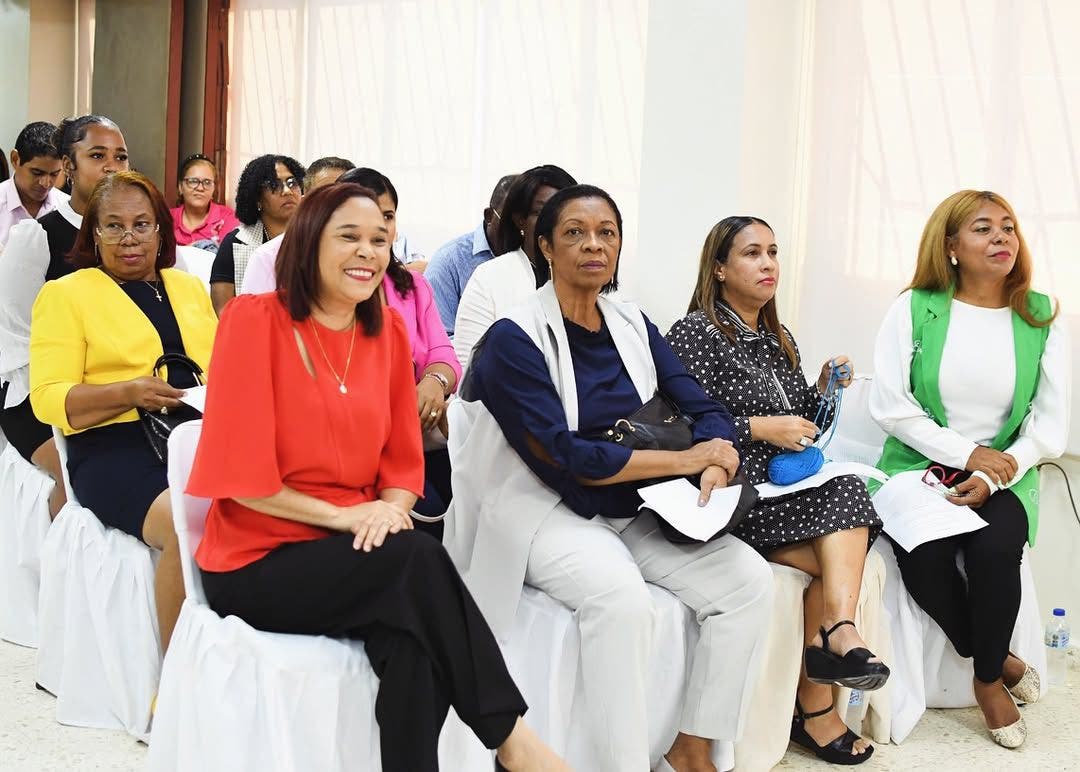 Regional 10 destaca papel clave de la familia en conferencia magistral; Dominga Mosquea resalta apoyo del Minerd