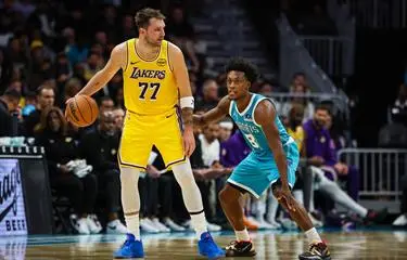 Luka Doncic anota 38 puntos en triunfo Lakers