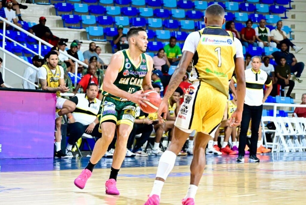 Juan Guerrero, de San Carlos, en un ataque ofensivo marcado por el defensa del Rafael Barias, James Montgomery. / Fuente externa.