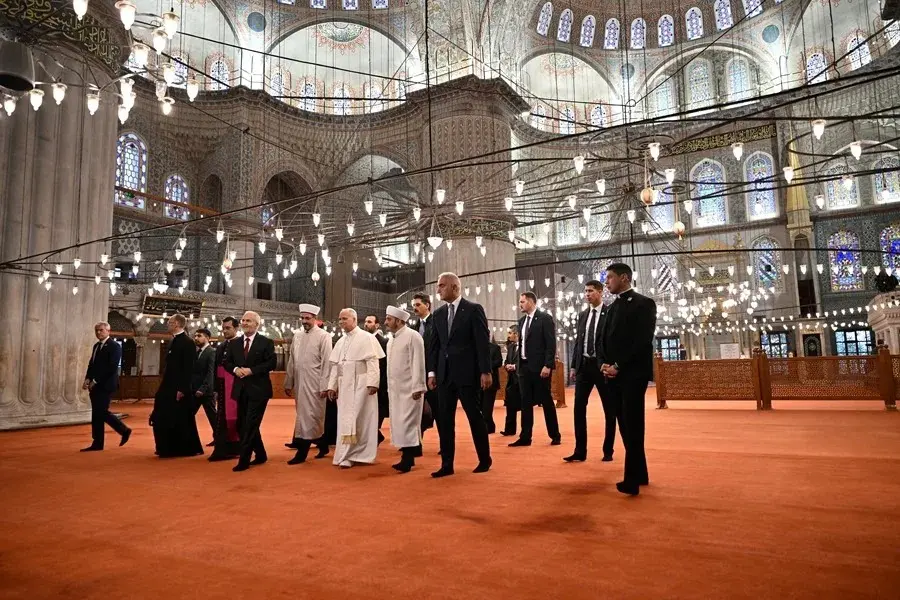 El papa León XIV entró en la Mezquita Azul de Estambul, pero no rezó. EFE/EPA/Stringer