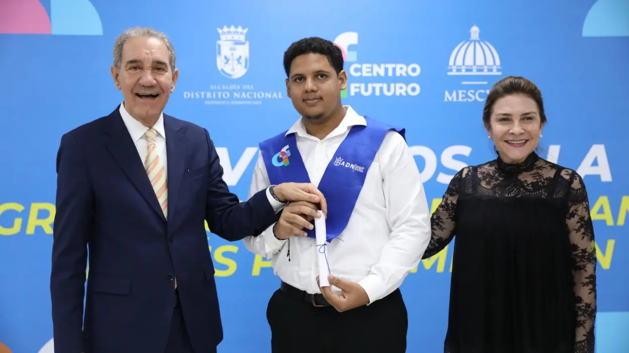 Mescyt gradúa a 41 jóvenes en inglés de inmersión en Cristo Rey y promete ampliar el programa en Centro Futuro