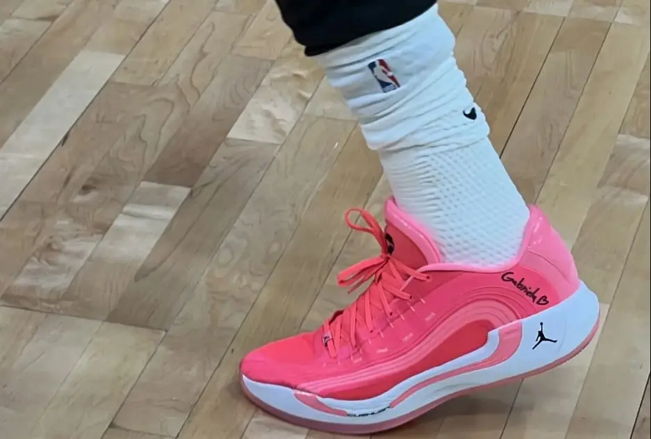 Doncic salta a la cancha con el nombre de su hija escrito en sus zapatillas