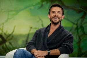 Jonathan Bailey, el hombre más sexy de 2025, según People, hace historia como el primer gay en recibirlo