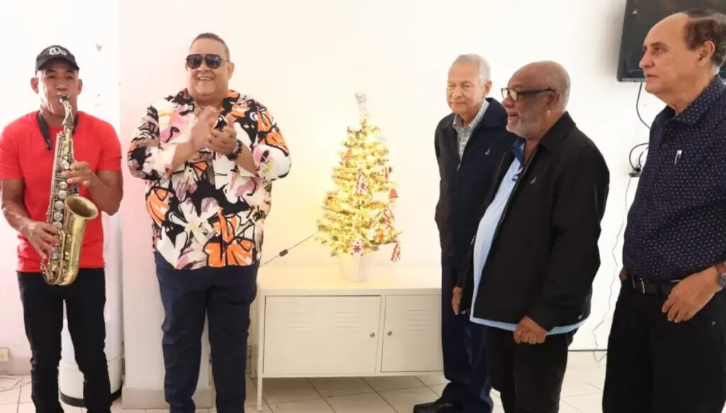El espíritu navideño se encendió con la aparición sorpresa del artista José Virgilio Peña Suazo y un trío de talentosos músicos.