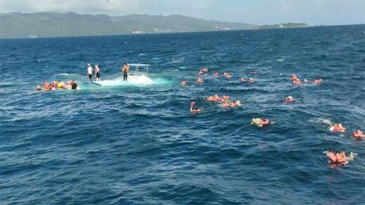 Catamarán con 55 turistas se hunde en la bahía de Samaná; todos fueron rescatados con vida