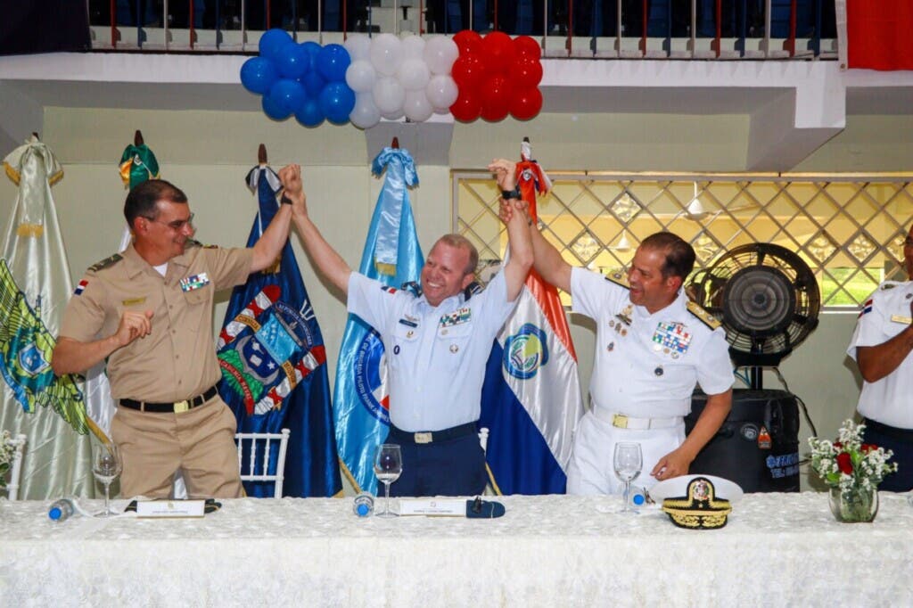 El mayor general piloto Floreal T. Suárez Martínez, comandante de la FARD (en el centro) es felicitado por por el mayor general Iván Camino Pérez, jefe del ERD y el contralmirante Gilberto Núñez, inspector general de la Armada de la República Dominicana.