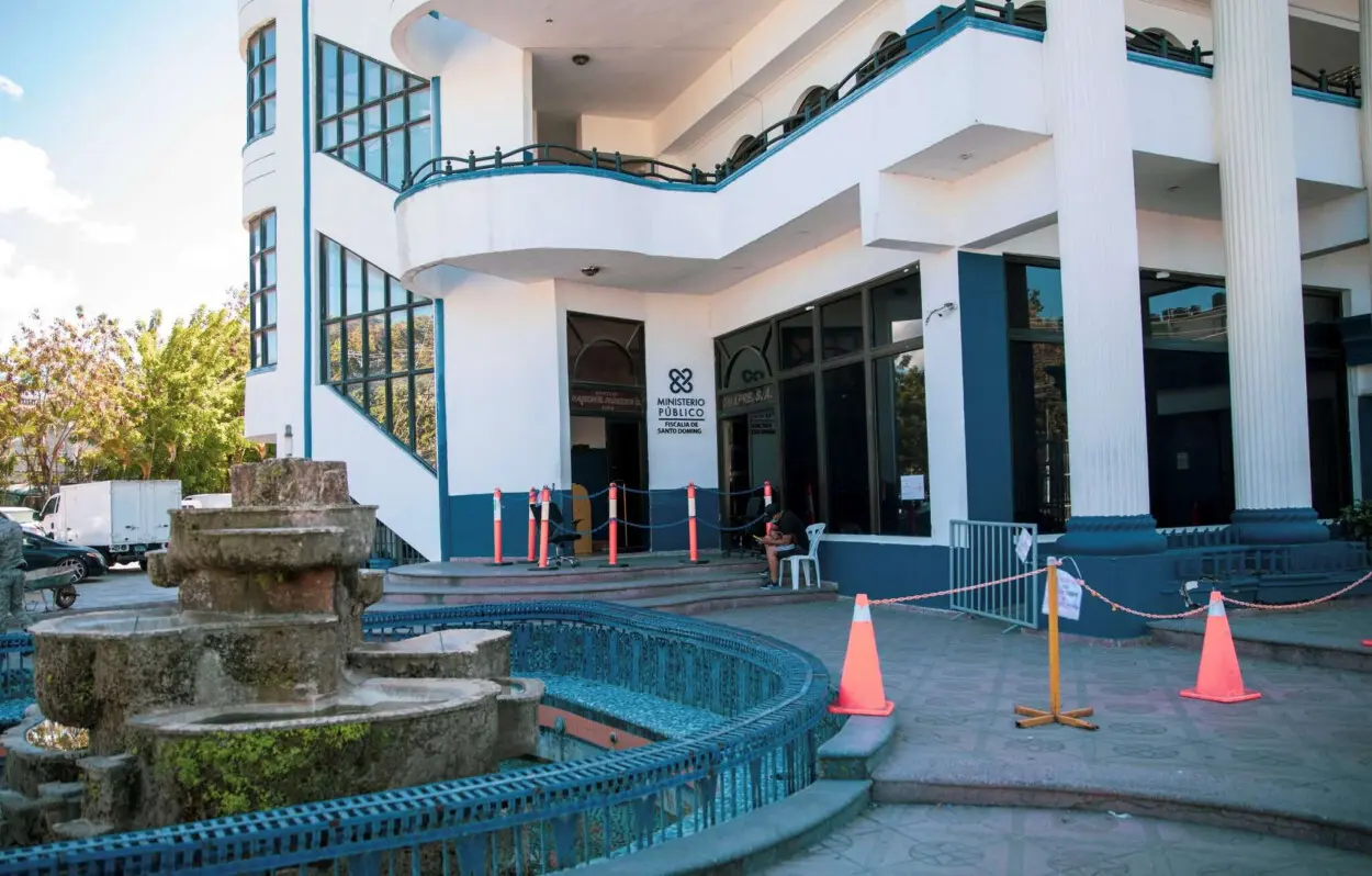 Testigo baleado al salir del tribunal se debate entre la vida y la muerte