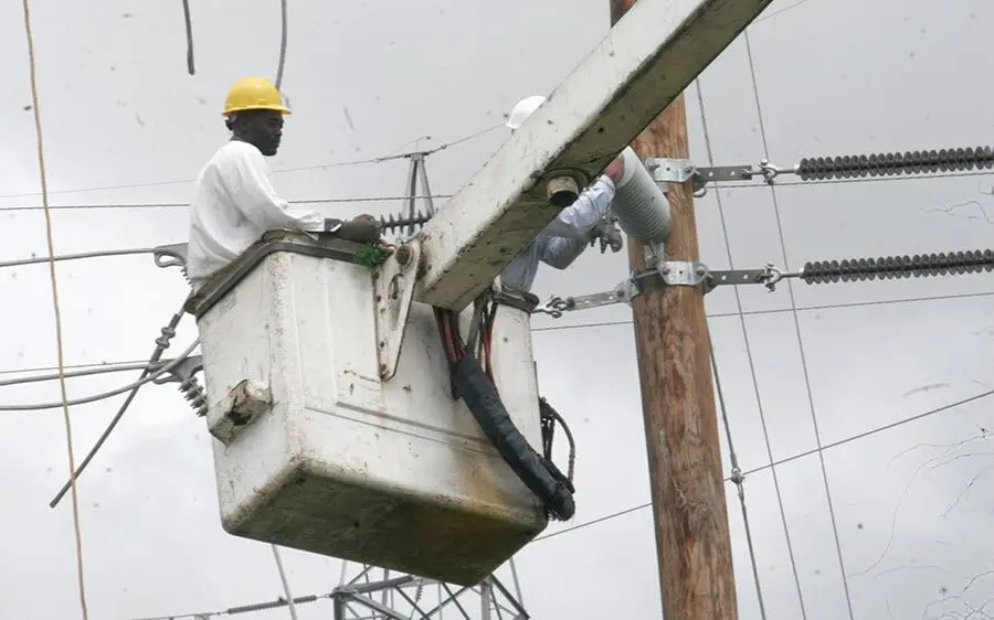 Gobierno pide disculpas por apagón y ordena investigación; restablecen servicio eléctrico