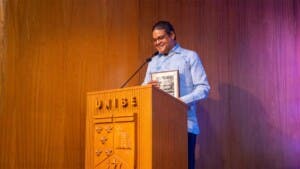 UNIBE reconoce a Juan Manuel Méndez García por su trayectoria en gestión de riesgos