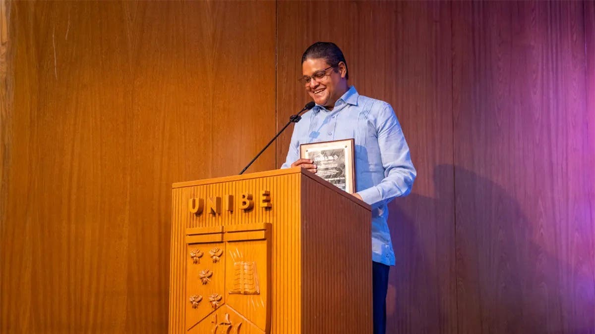 UNIBE reconoce a Juan Manuel Méndez García por su trayectoria en gestión de riesgos