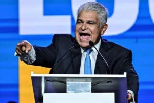 Presidente de Panamá dice que advirtió sobre «prender» el país si no lo dejaban postularse