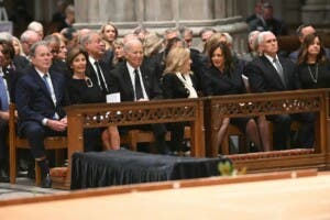 Trump no es invitado al funeral de Dick Cheney, al que acuden Biden, Bush y Kamala Harris