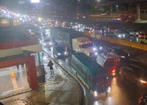 Extensos tapones paralizan el tránsito nocturno este miércoles