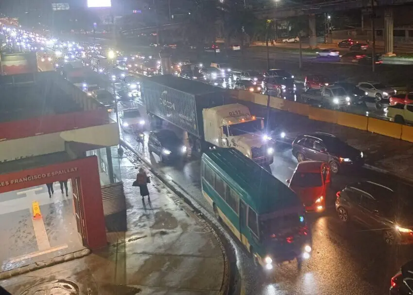 Extensos tapones paralizan el tránsito nocturno este miércoles