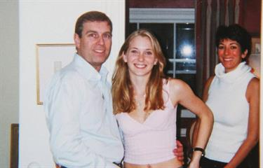 Correos de Epstein confirman que la foto del expríncipe Andrés y Giuffre es real