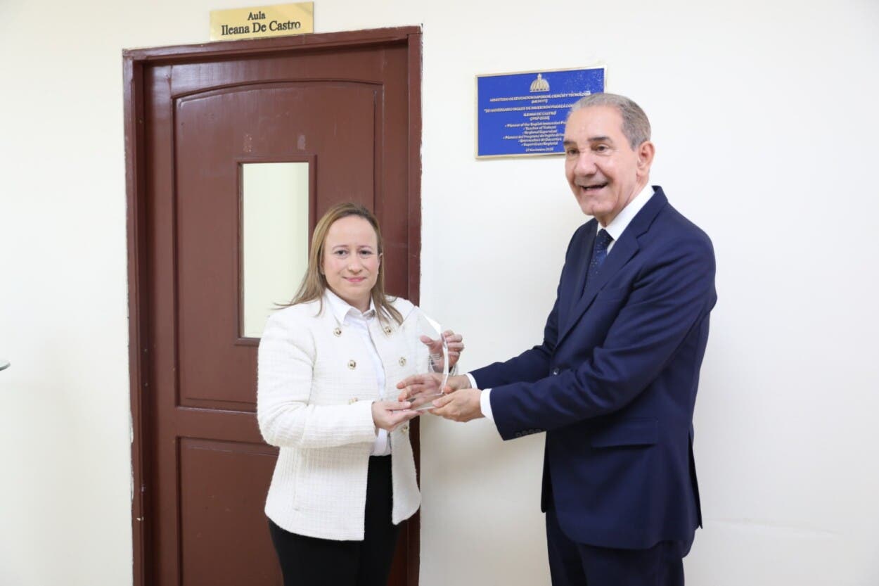 Mescyt honra legado de pioneras del Inglés de Inmersión en la UASD